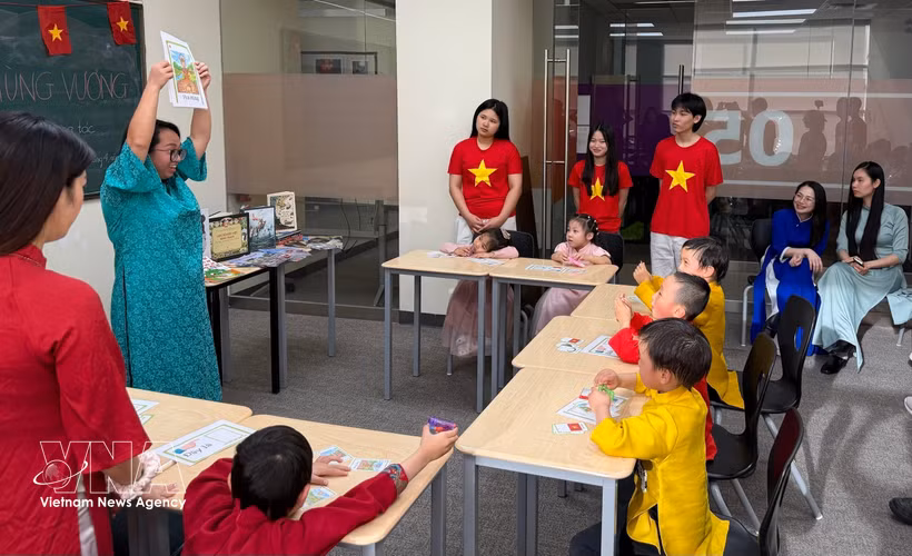 老师用生动的图片展示越南语。图自越通社