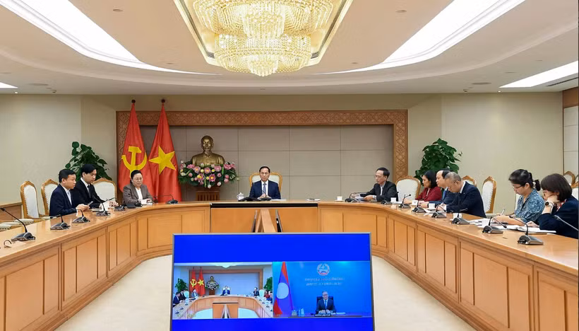 越共中央委员、政府副总理兼外交部长裴青山在越南政府驻地分别与老挝人民革命党中央委员、外交部长通沙万·丰威汉以及老挝人民革命党中央对外联络部代理部长本勒瓦·潘达努翁通电话。图自baoquocte.vn