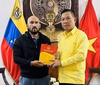 越南驻委内瑞拉大使向何塞·哈维尔·迪亚斯·马卡丹教授赠送纪念品。图自越通社