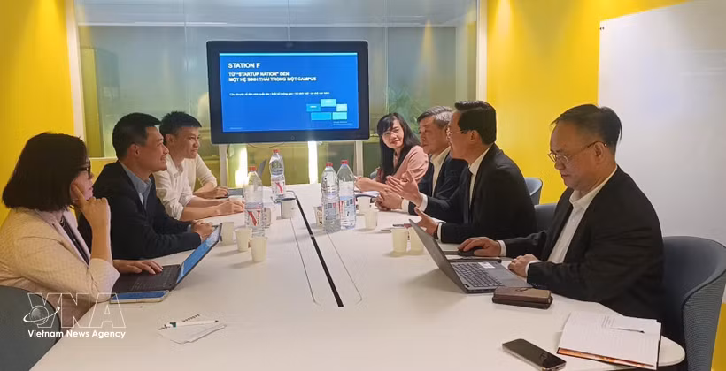 在Station F，代表团了解其运营模式、发现、筛选和支持创新初创企业的机制。图自越通社