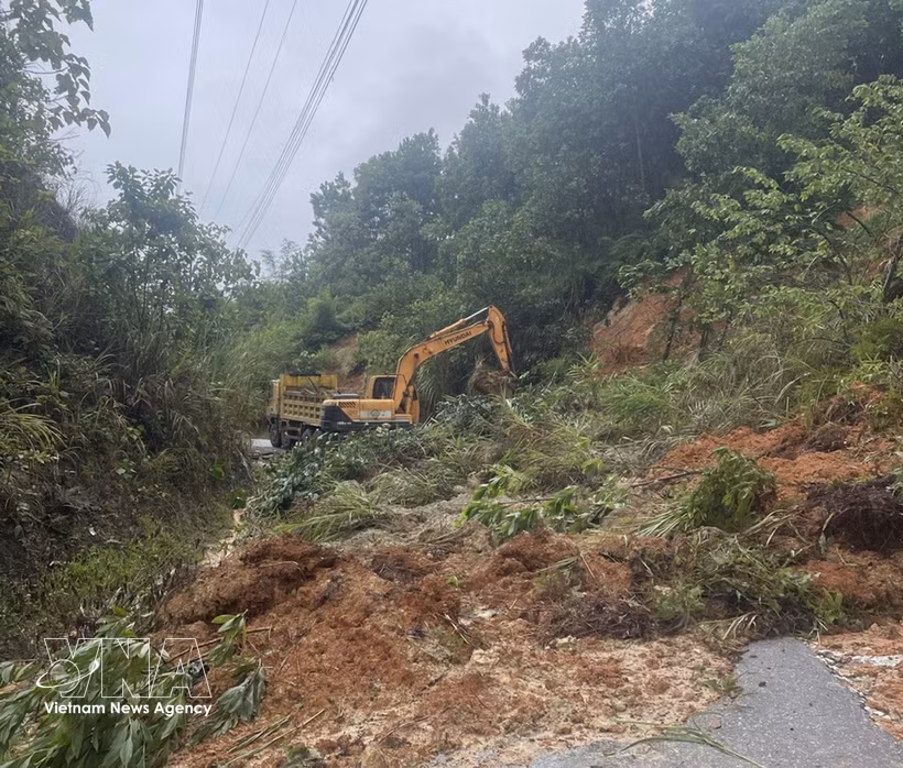 清化省暴雨洪水造成山区山体滑坡，导致道路中断。图自越通社