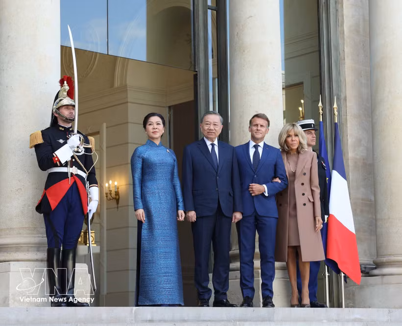 法国总统埃马纽埃尔·马克龙及夫人迎接越共中央总书记、国家主席苏林及夫人。图自越通社