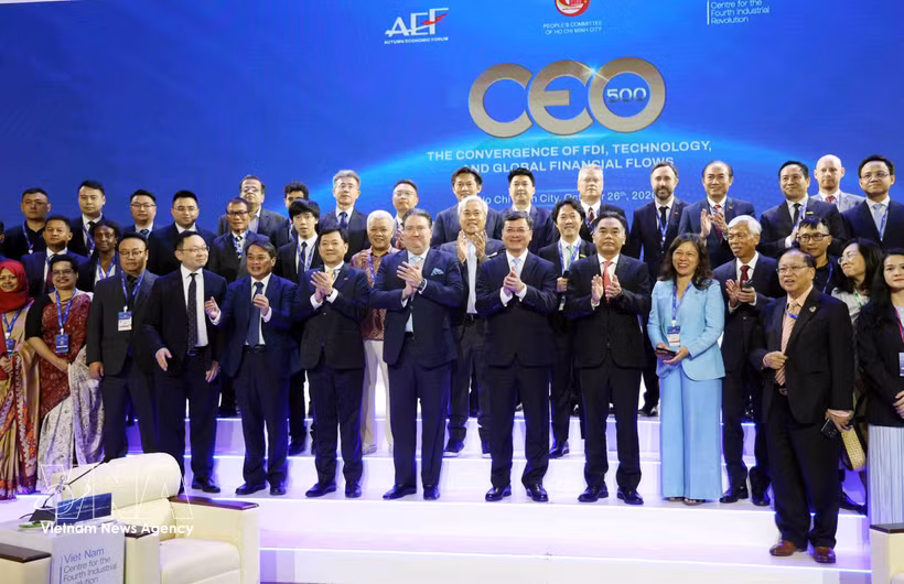 参加论坛的代表们合影。图自越通社
