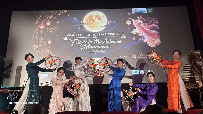 “迎月——越南中秋节”活动的一个文艺表演节目。图自越通社