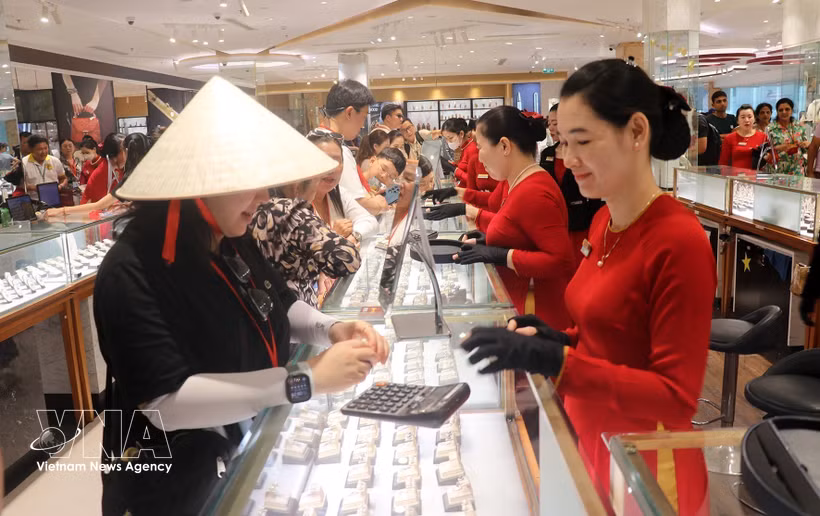 游客在富国市的玉贤珍珠店购物。图自越通社