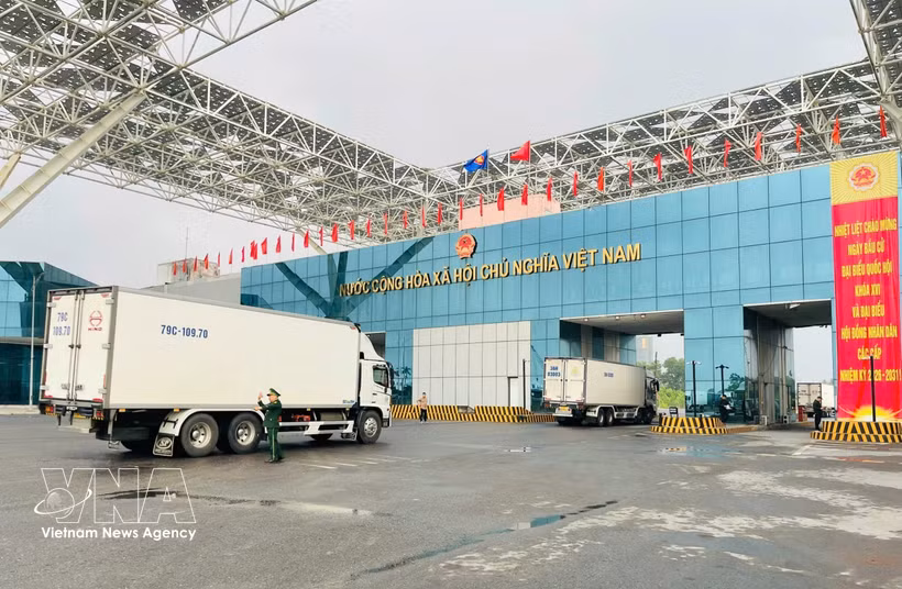 货运车辆排队通过北仑二号桥，经芒街国际口岸通关。图自越通社