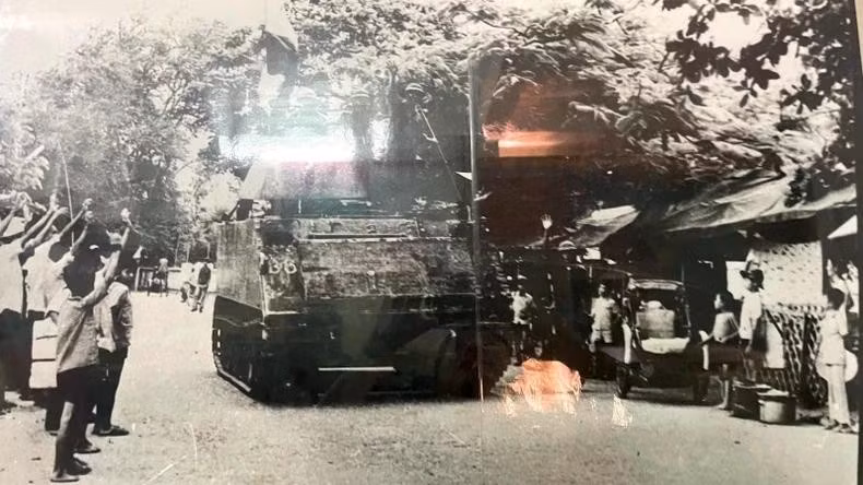我军和平顺人民热烈涌上街头庆祝家乡解放。（资料图：平顺省军事指挥部）