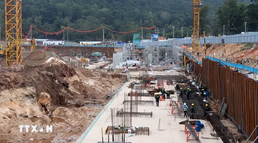 2027年APEC会议中心及配套功能工程施工现场。图自越通社