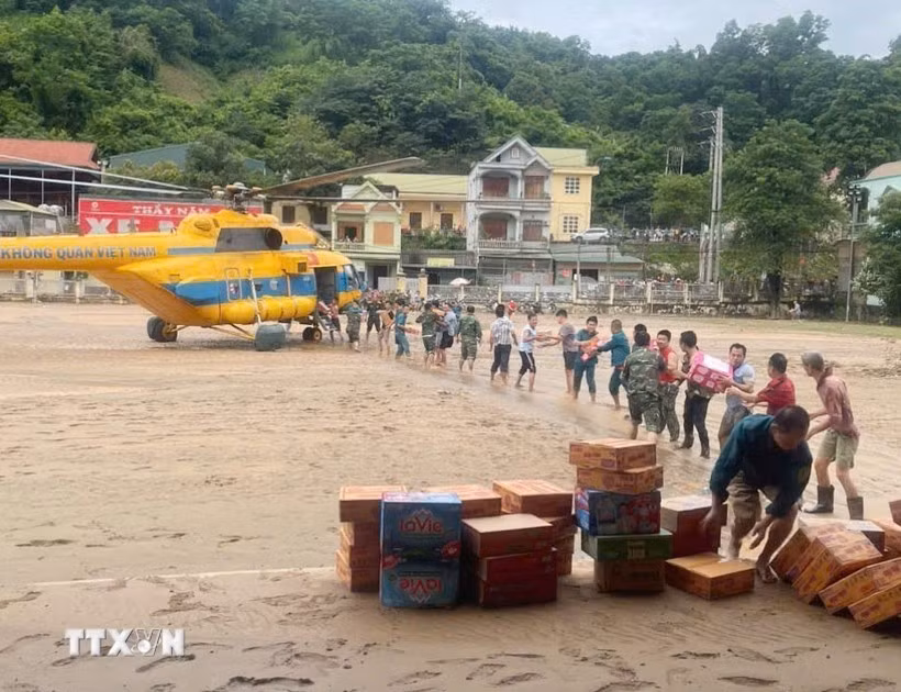 越南军队部署航班向乂安省洪灾地区运送救援物资。图自越通社