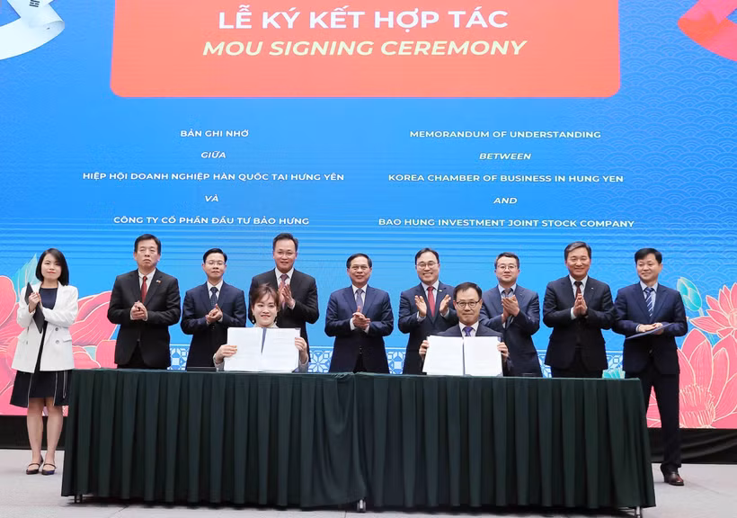 越南政府副总理兼外交部长裴青山与各位代表共同见证韩国企业协会与保兴投资股份公司签署合作协议。图自越通社