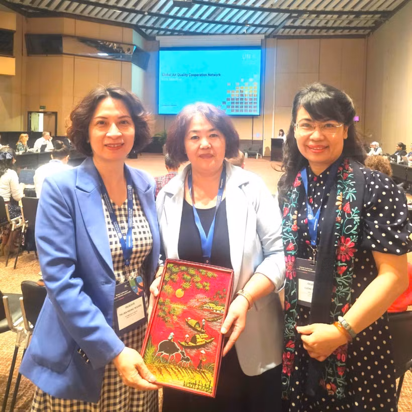 越南卫生部副部长阮氏莲香和与会代表合影。图自MOH