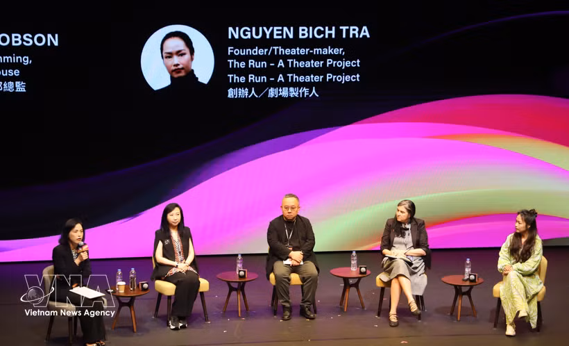 导演、剧场艺术家阮碧茶（右一）——独立剧场项目“The Run - A Theatre Project”创始人进行现场交流。图自越通社