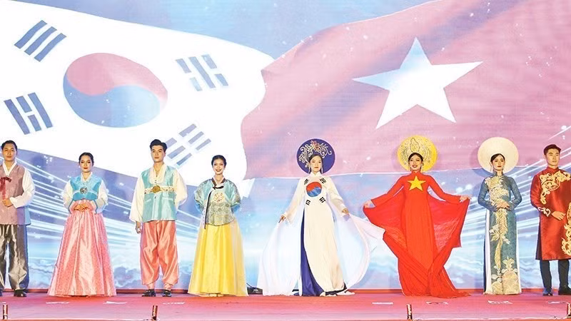 越南和韩国传统服饰表演。图自人民报