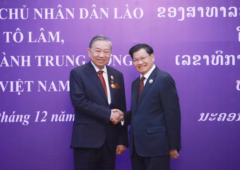 越共中央总书记苏林和老挝人民革命党中央总书记、国家主席通伦·西苏里。图自越通社