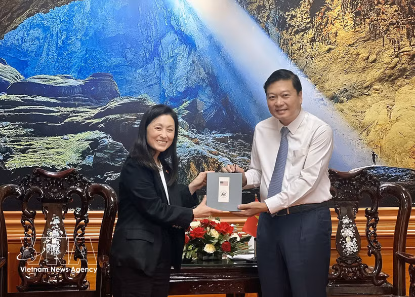 美国驻越大使珍妮弗·威克斯向广治省人民委员会主席黎鸿荣送上纪念品。图自越通社