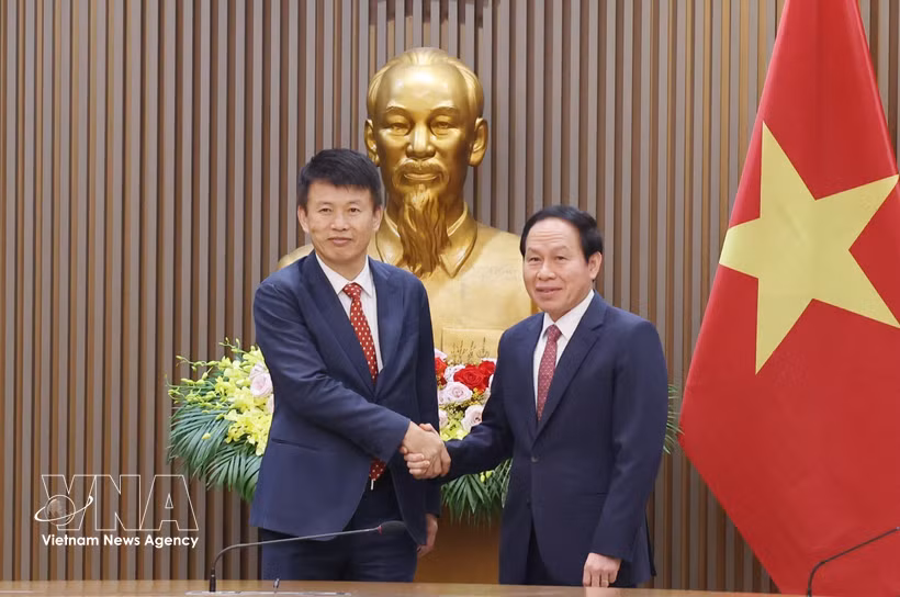 越南政府副总理黎进朱与香港大学（HKU）经济及工商管理学院院长蔡洪滨。图自越通社
