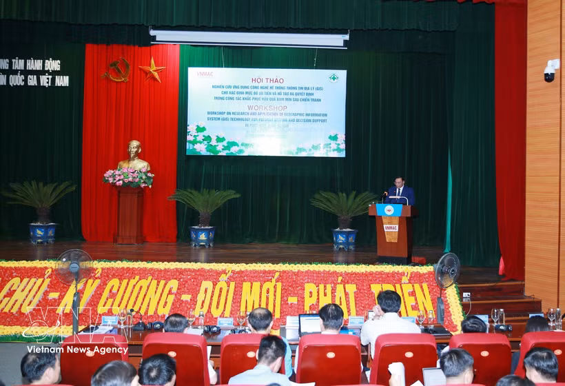 越南国家地雷行动中心常务副主任何廷香发表讲话。图自越通社
