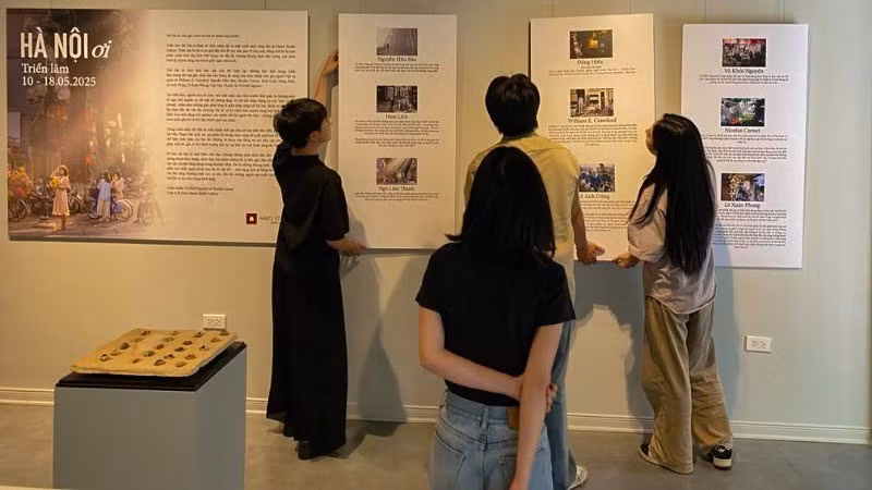 展览汇聚了九位来自国内外摄影师的作品。图自人民报
