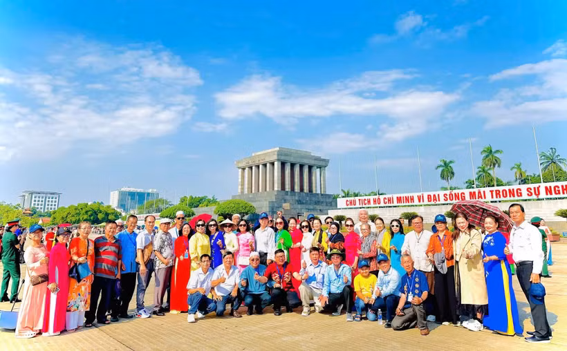少数民族乡贤代表团瞻仰胡志明主席陵。图自越南民族与山区画报