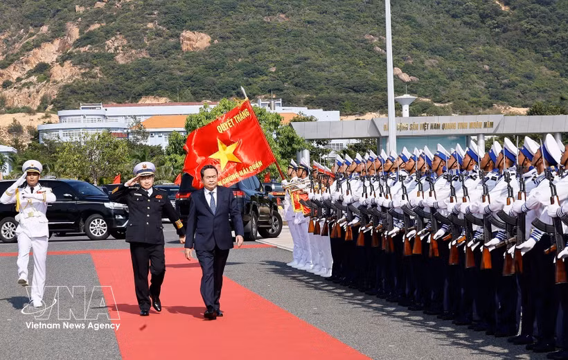 国会主席陈青敏在金兰军事基地检阅仪仗队。图自越通社