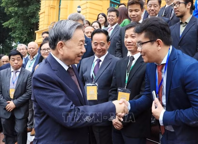 越共中央总书记、国家主席苏林与回国出席第四次世界越南人会议及海外越南知识分子和专家论坛的侨胞见面。图自越通社