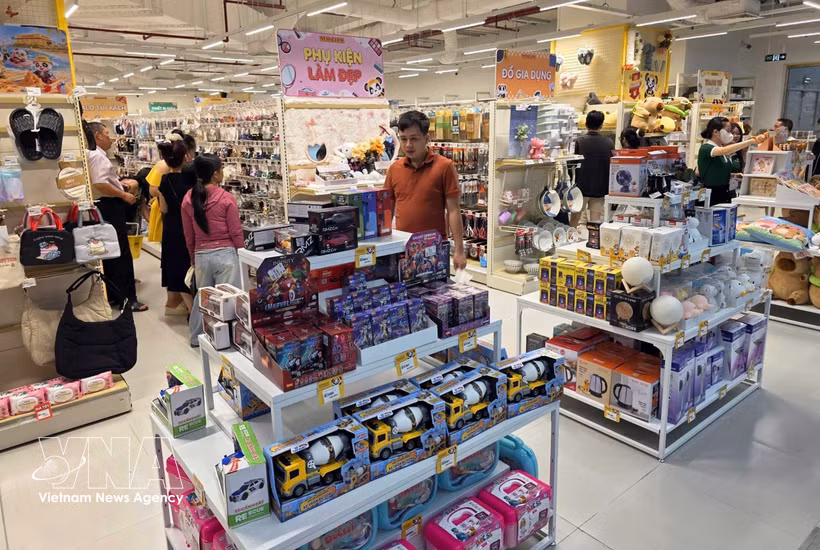 岘港市的超市准备充足的商品，以满足消费者购物需求，促进城市经济发展。图自越通社
