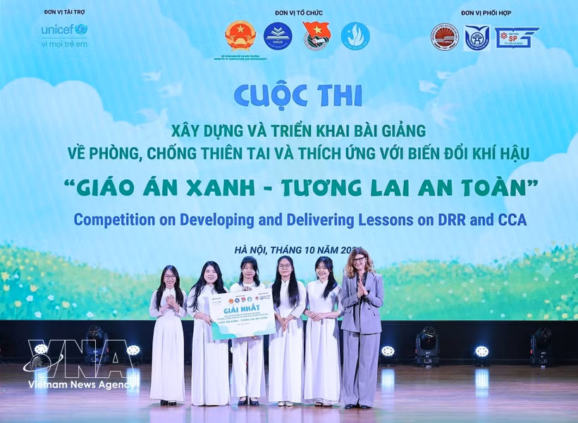 联合国儿童基金会（UNICEF）驻越南代表西尔维娅·达奈洛夫（Silvia Danailov）向一等奖获得者颁奖。图自越通社