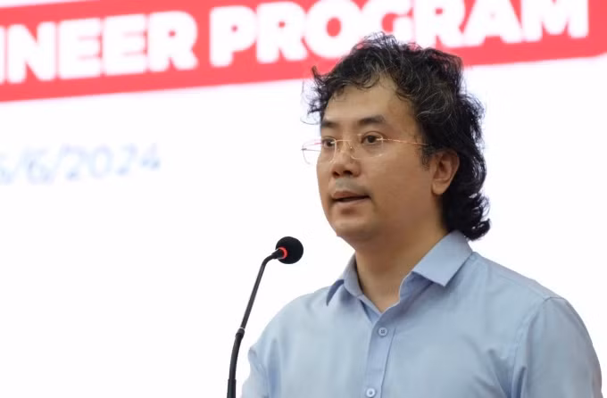 越南河内百科大学代表在生成式人工智能专业公布仪式上介绍相关信息。图自互联网