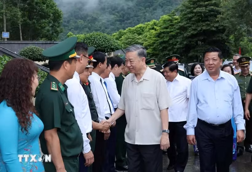 国家主席苏林与各位代表。图自越通社