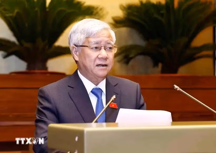 中央政治局委员、中央书记处书记、越南祖国阵线中央委员会主任杜文战作了送交第十五届国会第八次会议的选民和人民意见建议汇总报告。图自越通社