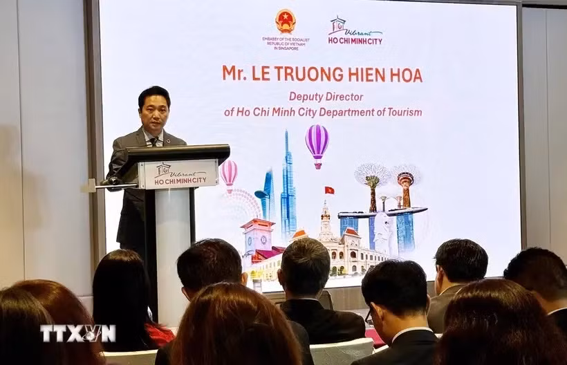 胡志明市旅游局副局长黎张贤和发表讲话。图自越通社