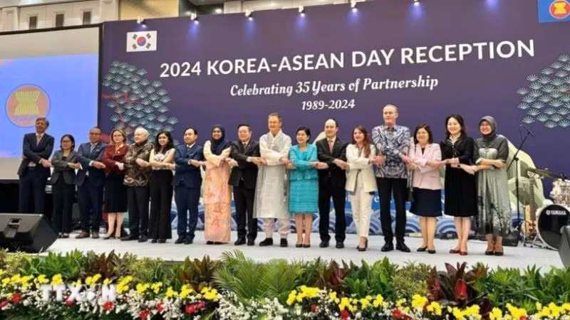 各国驻东盟代表团团长。图自越通社