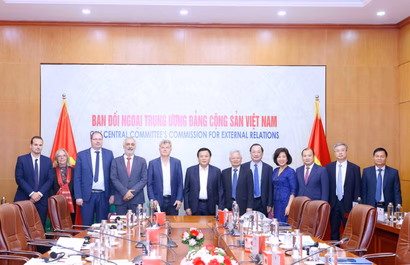 参加越法第四次理论研讨会的各位代表。图自越通社