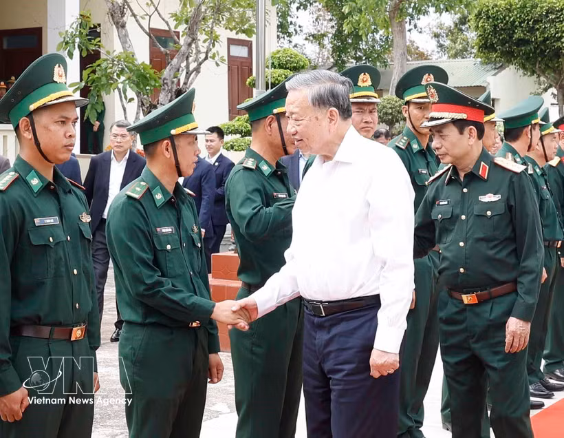 苏林总书记春节前走访慰问亚赫辽边防哨所干部和战士。图自越通社