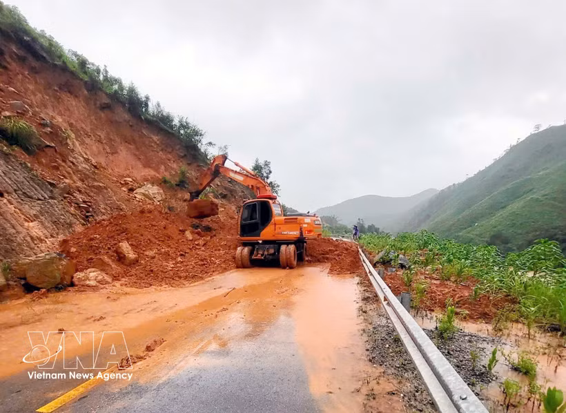 8月23日，广宁省当局紧急清理淤泥和瓦砾，疏通道路恢复畅通，帮助人们在洪水退去后迅速恢复生活。图自越通社