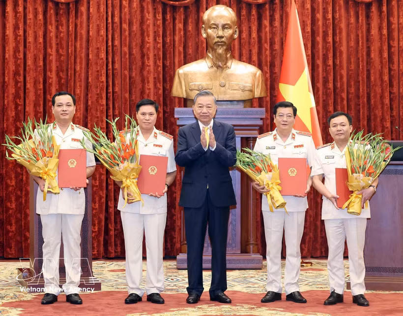 越共中央总书记、国家主席苏林向4名最高人民检察院检察官颁发任命决定书。图自越通社