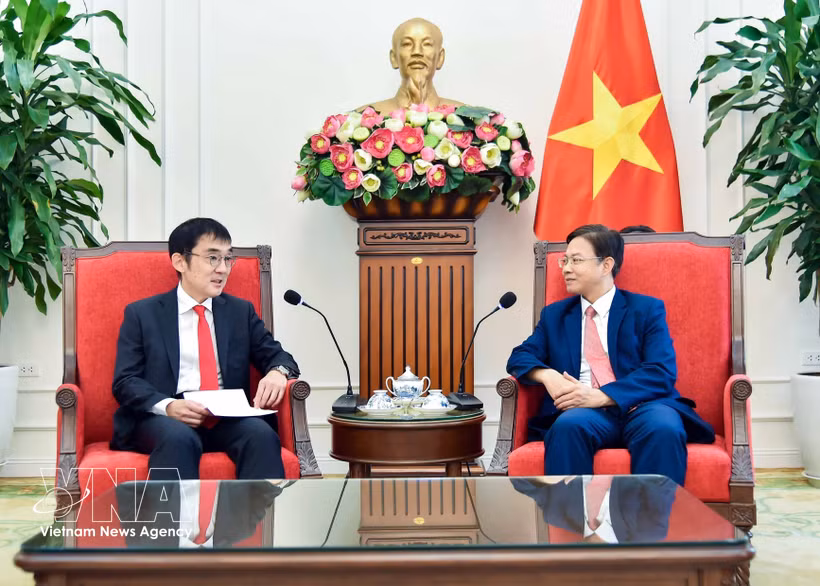 越南外交部副部长吴黎文会见东盟与东亚经济研究院（ERIA）院长渡边哲也。图自越通社