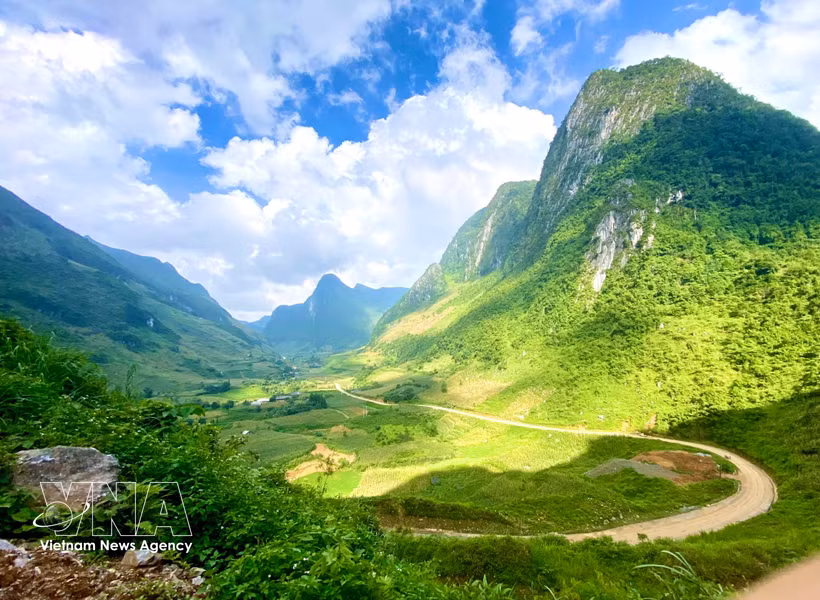 同文岩石高原地质公园春长山谷。图自越通社
