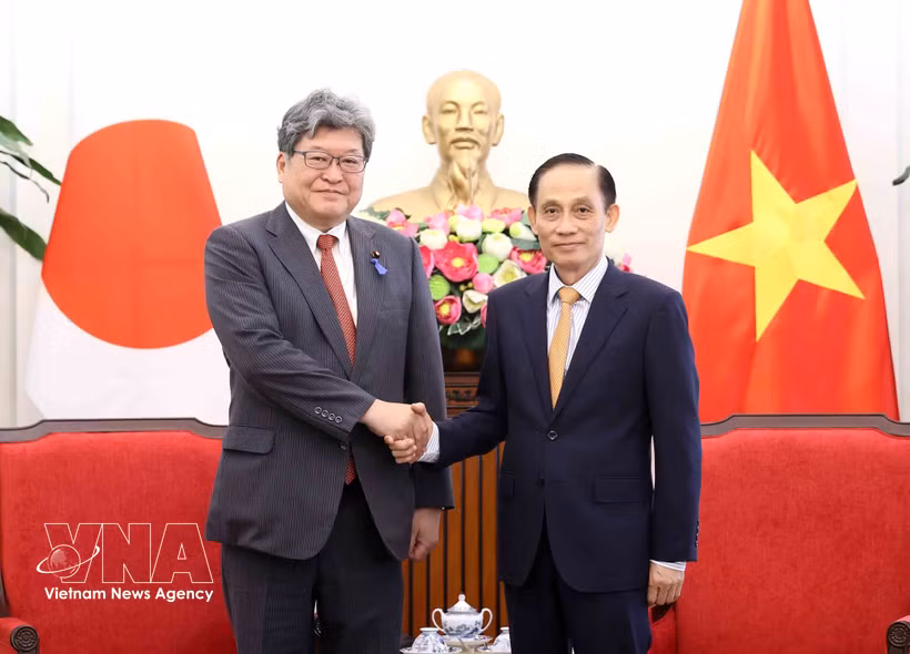 越共中央政治局委员、外交部长黎怀忠日本自民党代理干事长萩生田光一。图自越通社