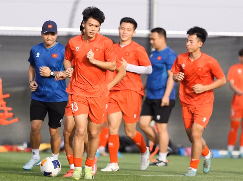 国家 U17 男子足球队球员参加训练活动。图自越通社