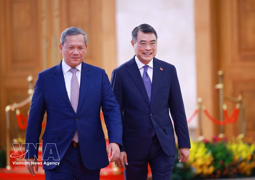 越南政府总理黎明兴迎接于今年6月8日至9日对越南进行正式访问，并出席在河内举行的第三届东盟未来论坛的柬埔寨首相洪玛奈。图自越通社