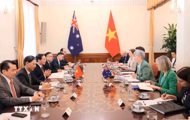 越南政府副总理兼外交部长裴青山与澳大利亚外长黄英贤举行会谈。图自越通社