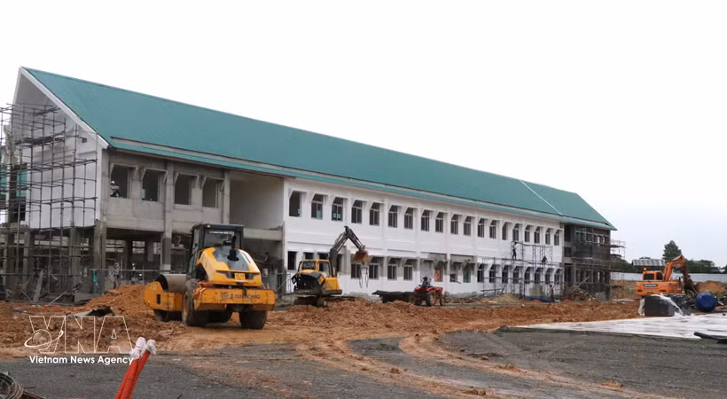 邦敦九年一贯制寄宿学校建设项目已进入最后收尾阶段，预计将于2026-2027学年投入使用。图自越通社