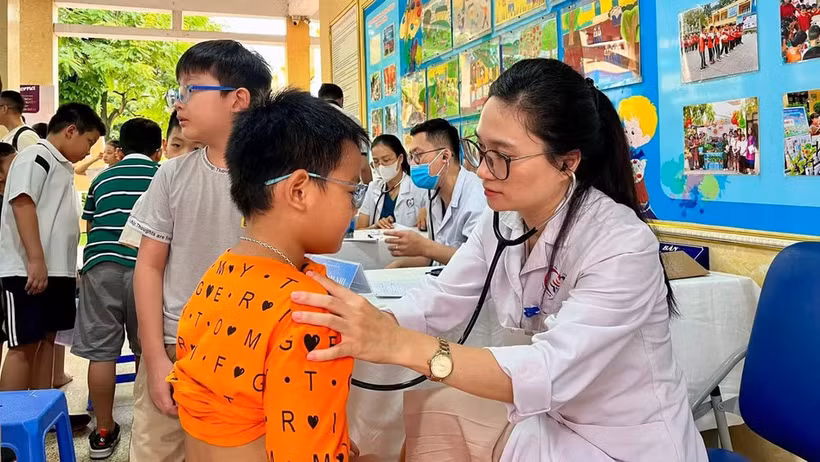 医疗队伍对儿童进行健康检查。图自河内栋多综合医院