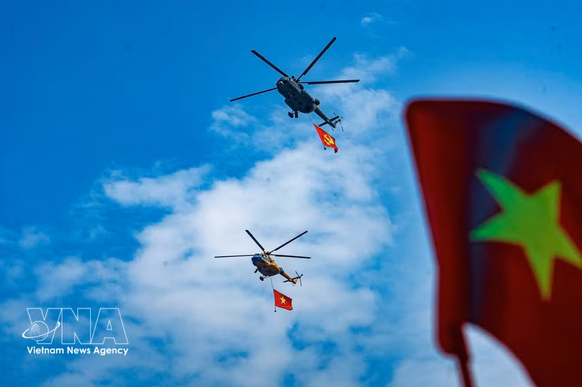 悬挂党旗的直升机在河内上空飞行演练，迎接A80盛典。图自越通社