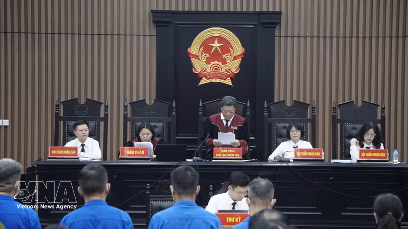 河内市人民法院一审公开开庭审理阮伯欢及其他27名被告。图自越通社