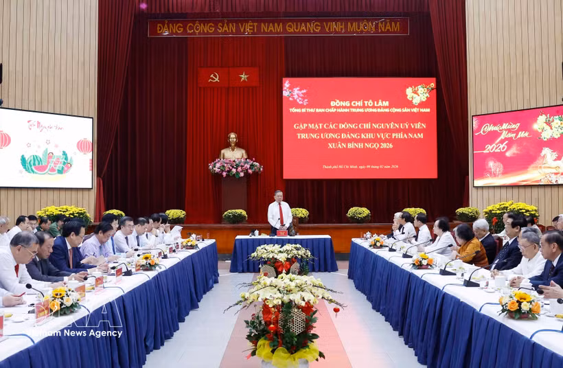 越共中央总书记苏林与南部地区历届越共中央委员。图自越通社