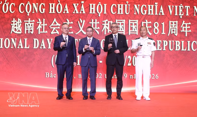 越南驻中国大使范青平和中国代表举杯庆祝越南国庆81周年。图自越通社