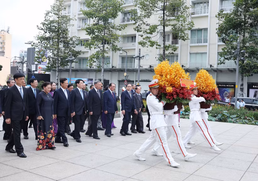 党和国家领导人上香缅怀胡志明主席和孙德胜主席。图自越通社