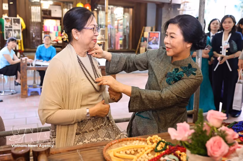 越共中央总书记、国家主席苏林夫人与缅甸总统夫人参观万福丝绸村。图自越通社